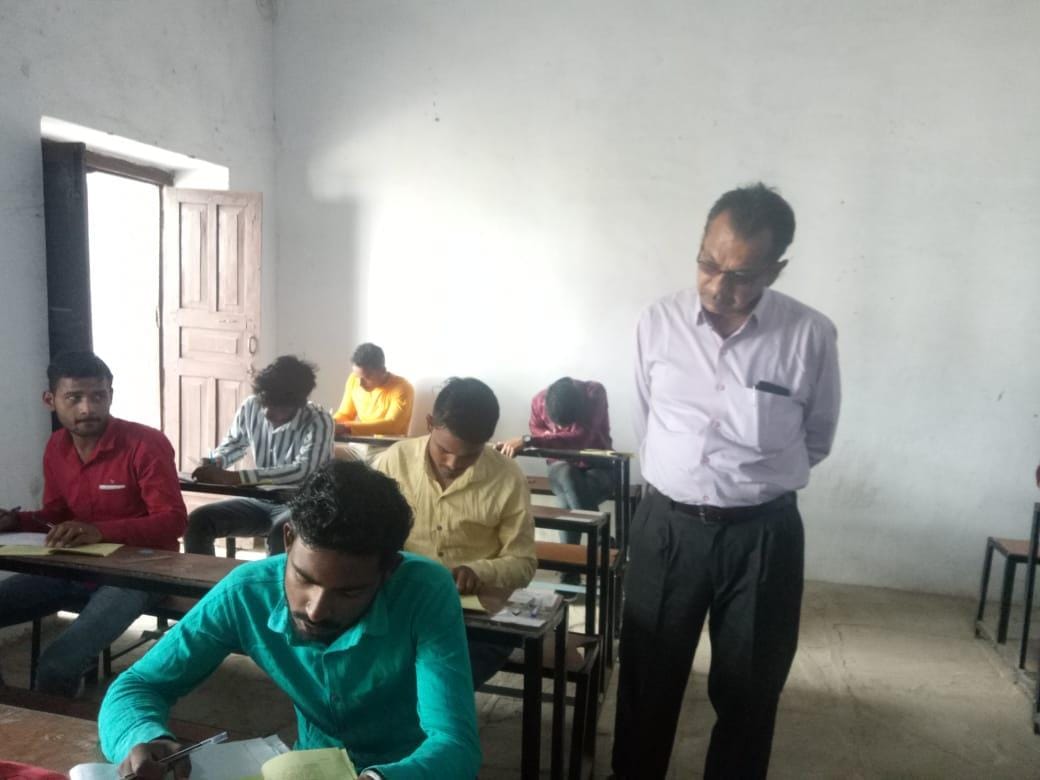 जीआईसी मुसमरिया परीक्षा केंद्र परीक्षार्थी परीक्षा देते