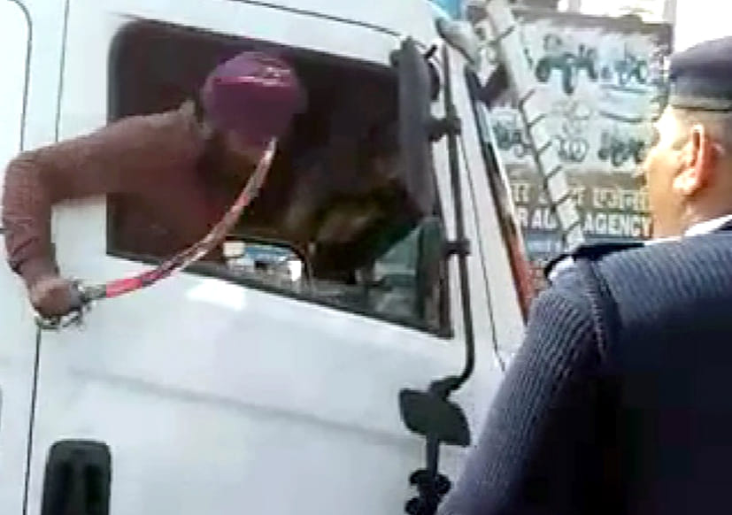अंबाला रोड पर यातायात कर्मी पर ट्रक चालक ने तानी तलवार अंबाला रोड पर यातायात कर्मी पर ट्रक चालक ने तानी तलवार