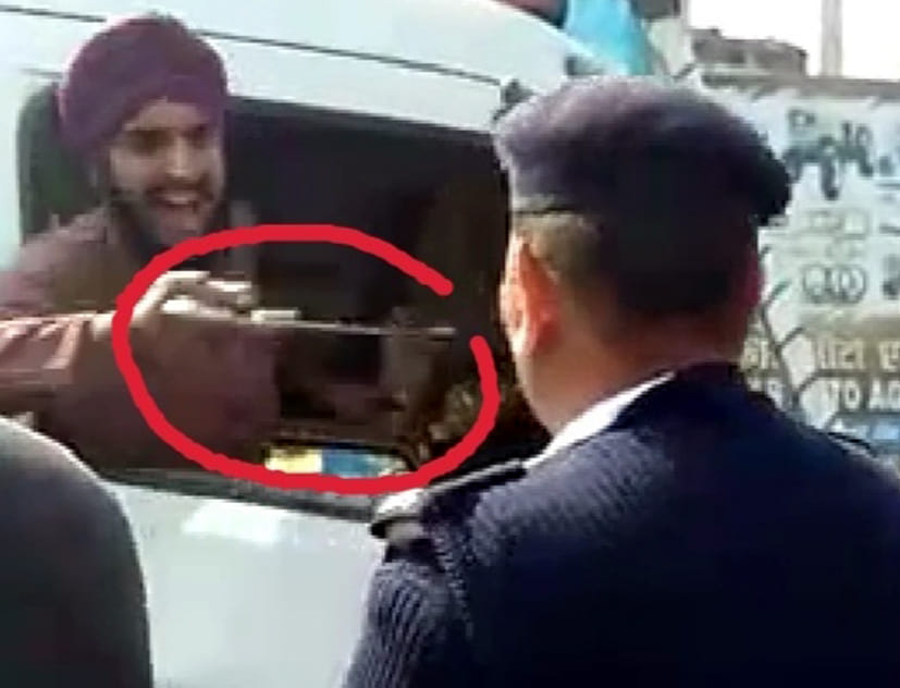 अंबाला रोड पर यातायात कर्मी पर ट्रक चालक ने तानी तलवार अंबाला रोड पर यातायात कर्मी पर ट्रक चालक ने तानी तलवार