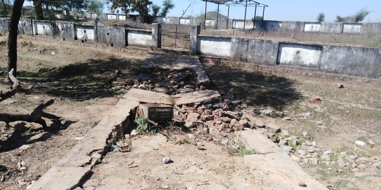बदहाल पड़ा कब्रिस्तान को जाने वाला रास्ता।