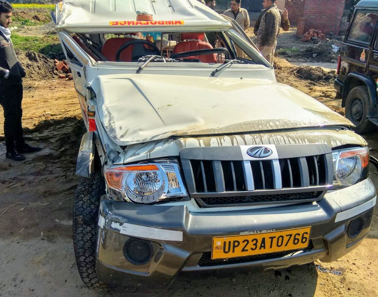 हाइवे पर अनियंत्रित होकर पलटी एंबुलेंस।
