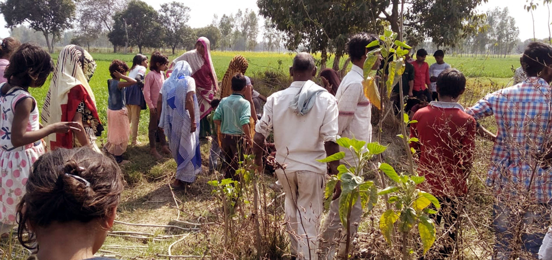 कासगंज पटियाली के नगला गिरीधारी में विधवा की हत्या की सूचना के बाद मौके पर पहुंचे ग्रामीण