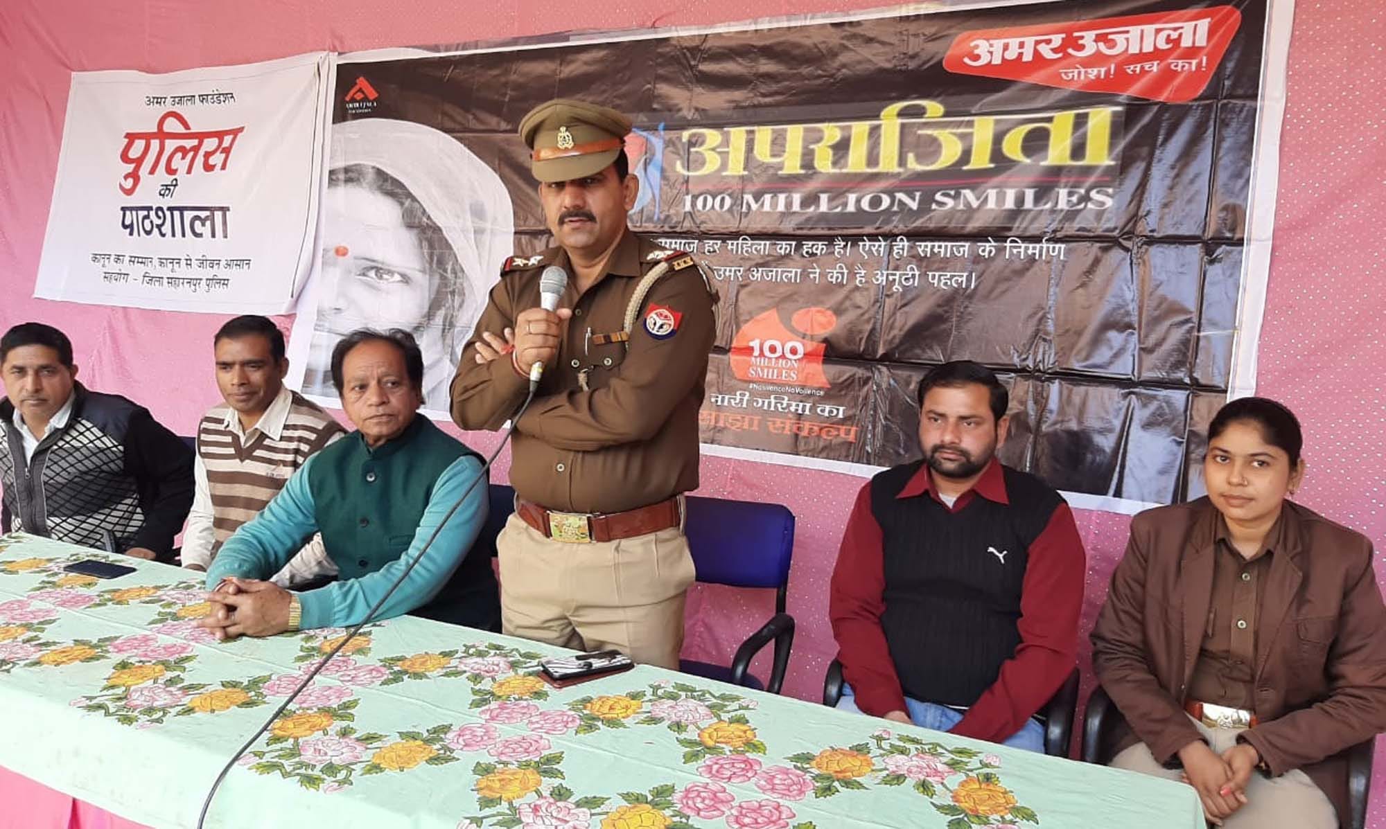 चिलकाना में पुलिस की पाठशाला को सम्बोधित करते थाना प्रभारी मनोज चौधरी