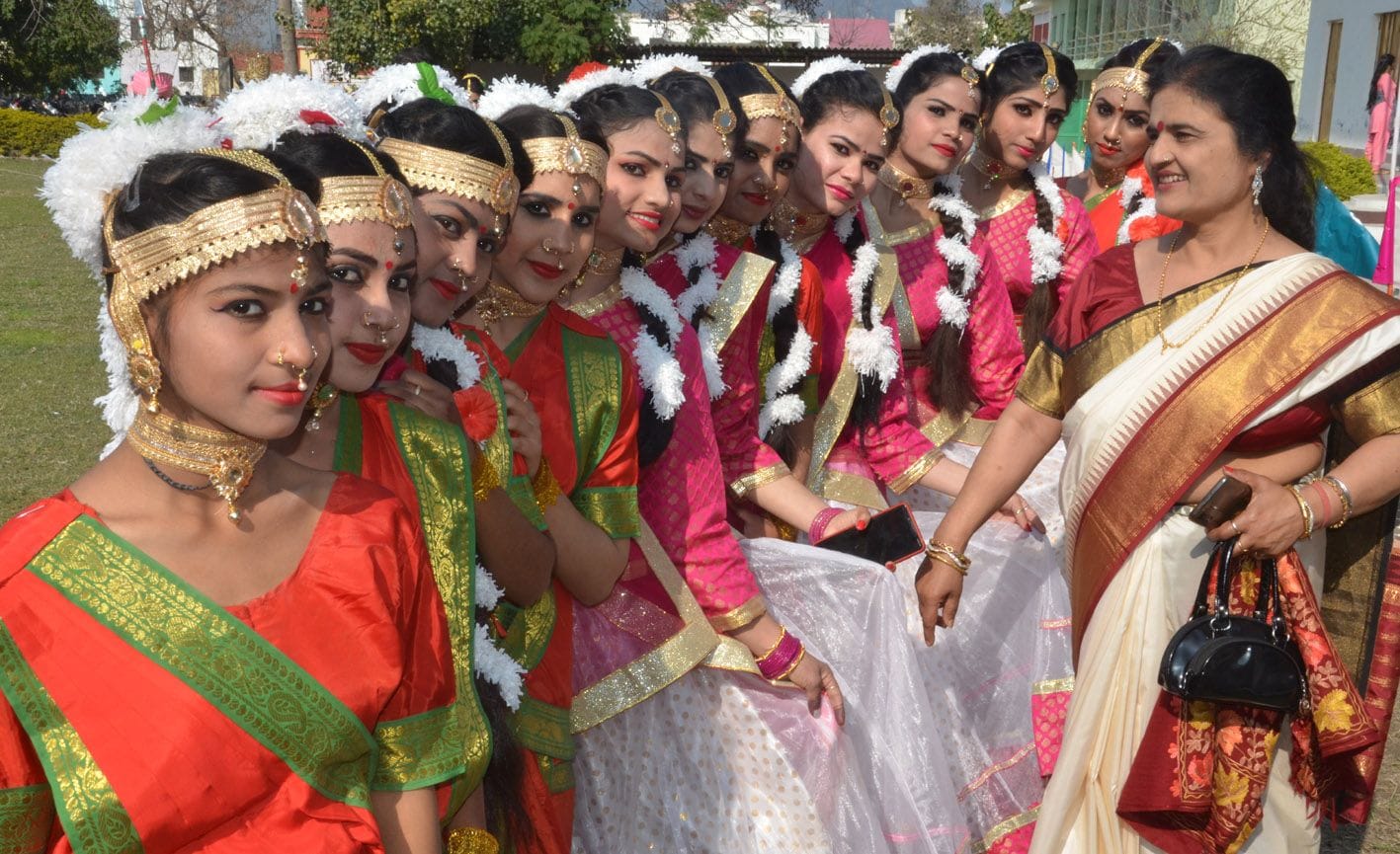 महिला विद्यालय डिग्री कालेज में वार्षिक सांस्कृतिक कार्यक्रम में प्रतिभागी छात्राएं । महिला विद्यालय डिग्री कालेज में वार्षिक सांस्कृतिक कार्यक्रम में प्रतिभागी छात्राएं ।
