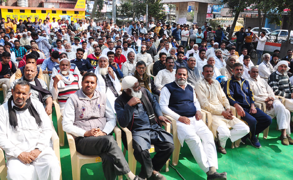 हकीकत नगर धरना स्थल पर धरना देते डेरी संचालक हकीकत नगर धरना स्थल पर धरना देते डेरी संचालक
