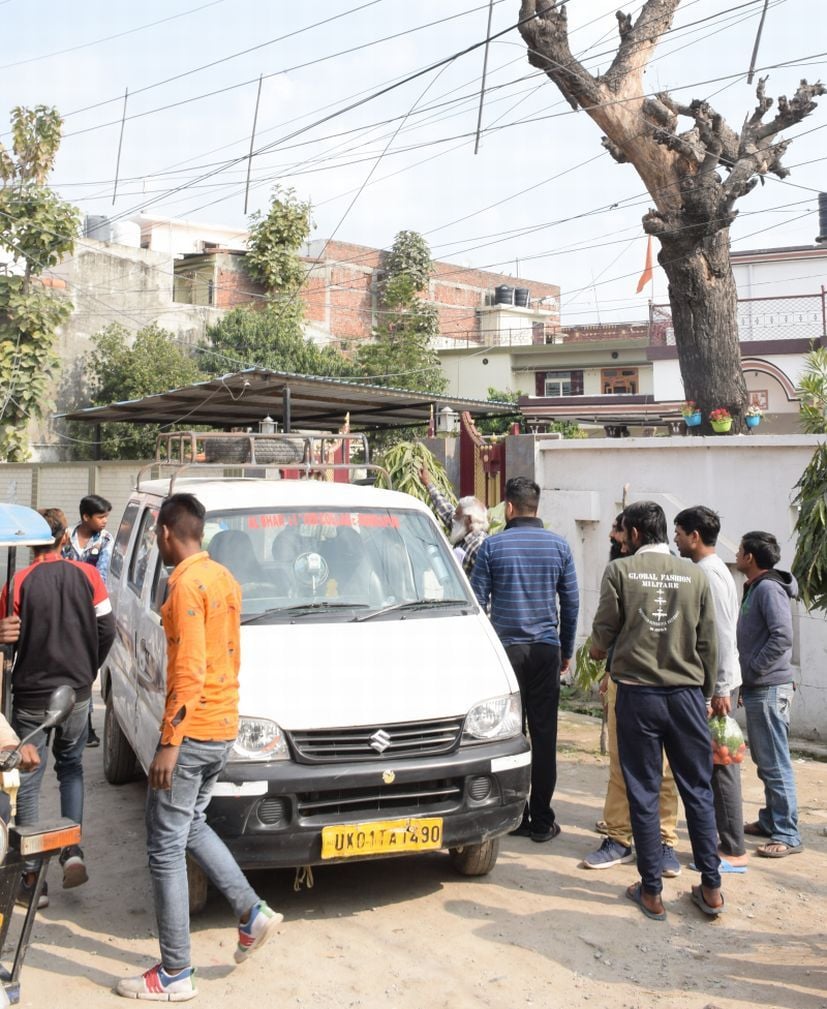 रुद्रपुर के आदर्श कालोनी में इसी स्कूल वैन के ऊपर गिरी तार। रुद्रपुर के आदर्श कालोनी में इसी स्कूल वैन के ऊपर गिरी तार।