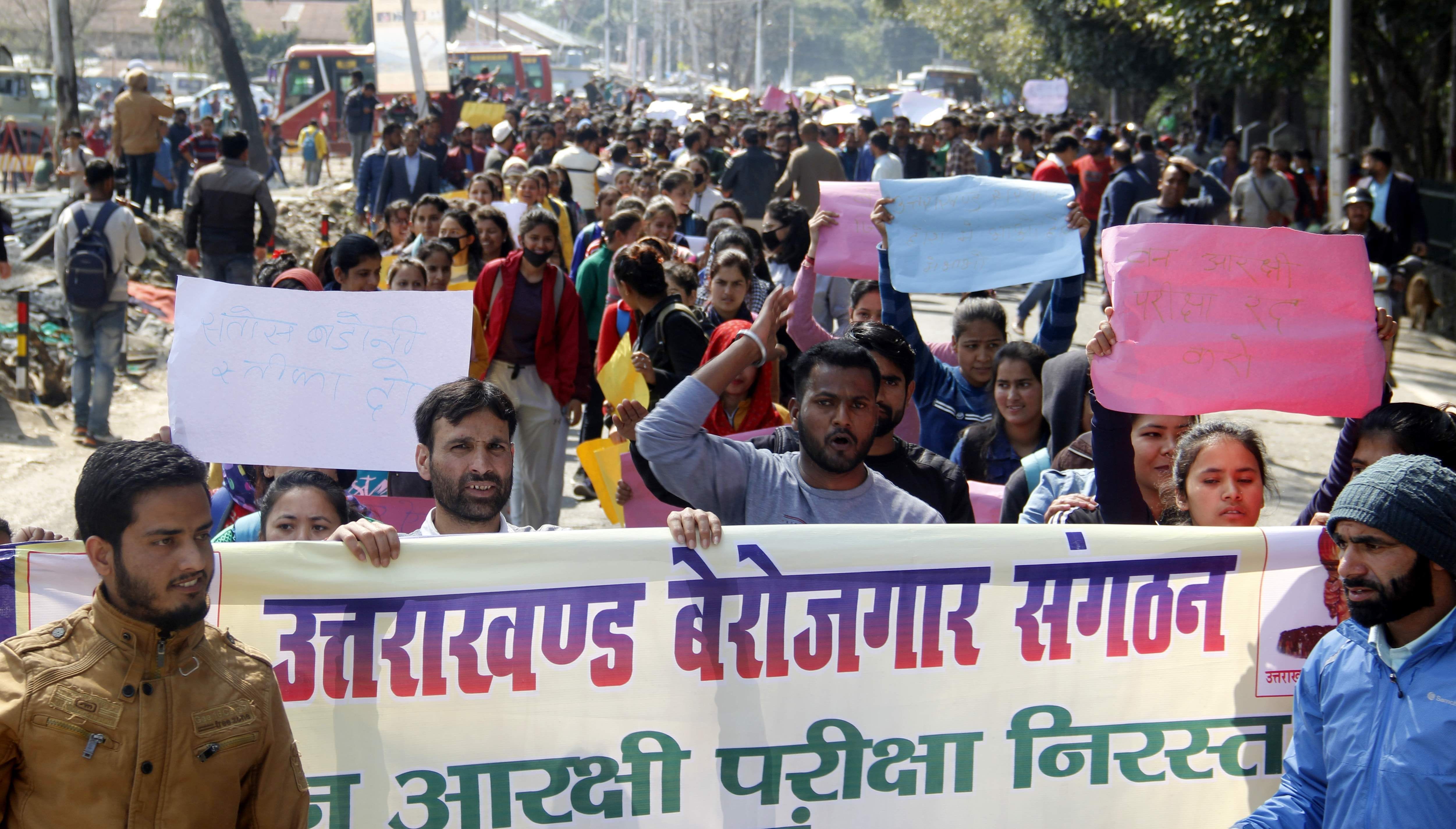 परेड मैदान से रैली निकालते उत्तराखंड बेरोजगार संगठन के सदस्य । परेड मैदान से रैली निकालते उत्तराखंड बेरोजगार संगठन के सदस्य ।
