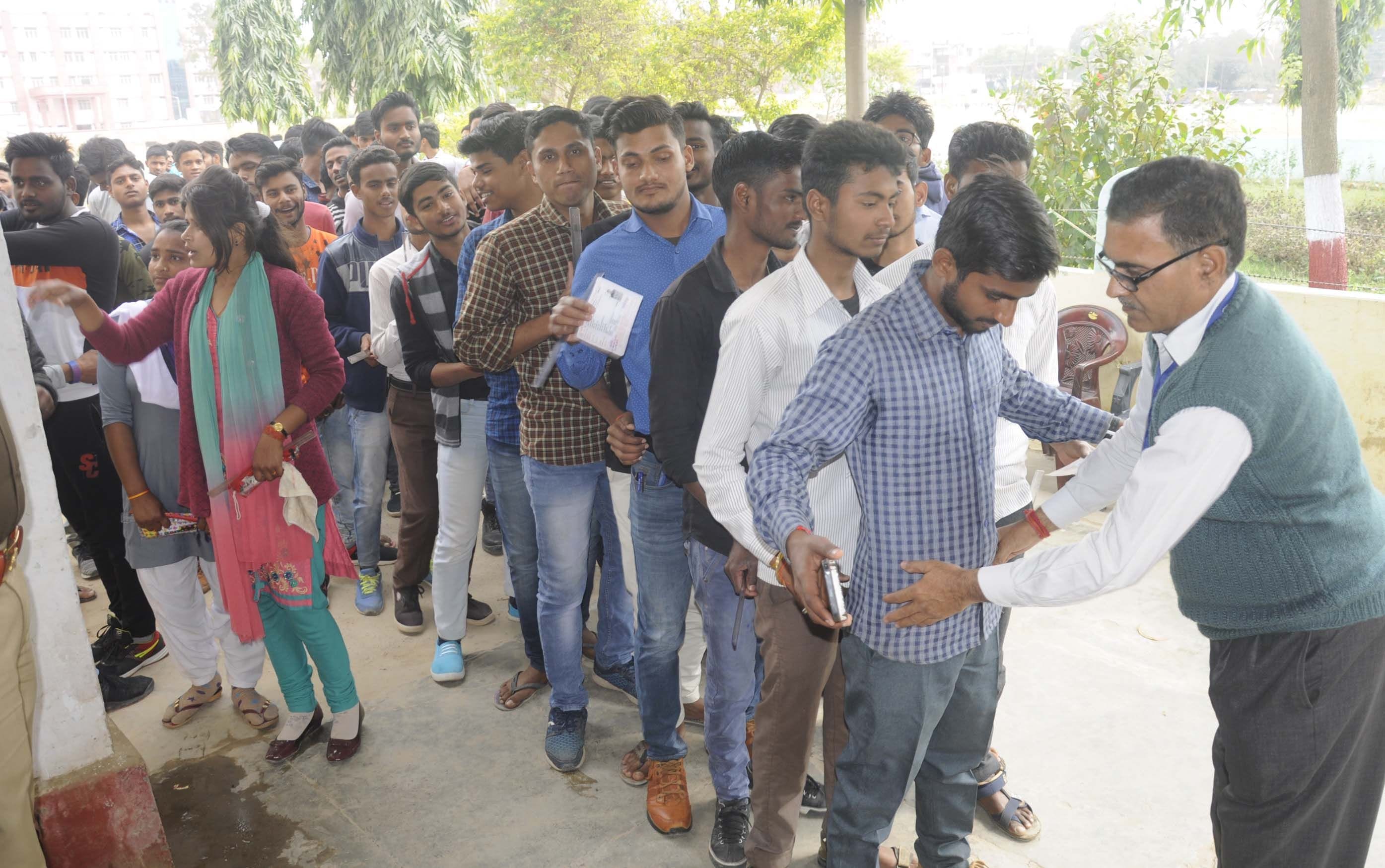 जीआईसी में यूपी बोर्ड इंटर की परीक्षा देने आये छात्रों की गेट पर तलाशी लेते शिक्षक।