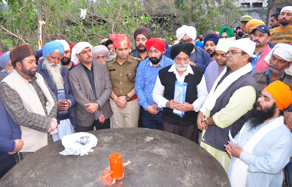 गुरूद्वारा रोड स्थित गुरूद्वारा के भूमि का पूजन करते मोहरम अली पप्पू डीएम एसएसपी गुरूद्वारा गुर गुरूद्वारा रोड स्थित गुरूद्वारा के भूमि का पूजन करते मोहरम अली पप्पू डीएम एसएसपी गुरूद्वारा गुर