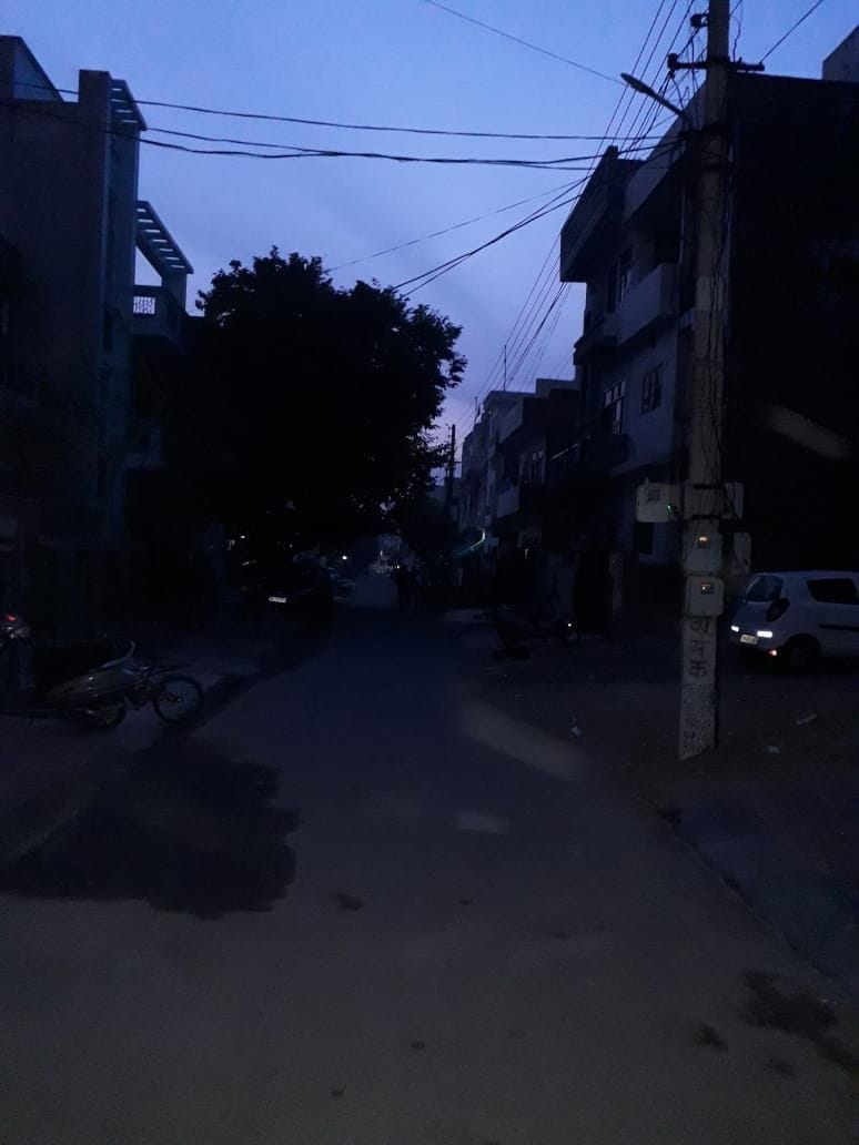 कनेक्शन कटने के बाद सेक्टर में छाया अंधेरा। कनेक्शन कटने के बाद सेक्टर में छाया अंधेरा।
