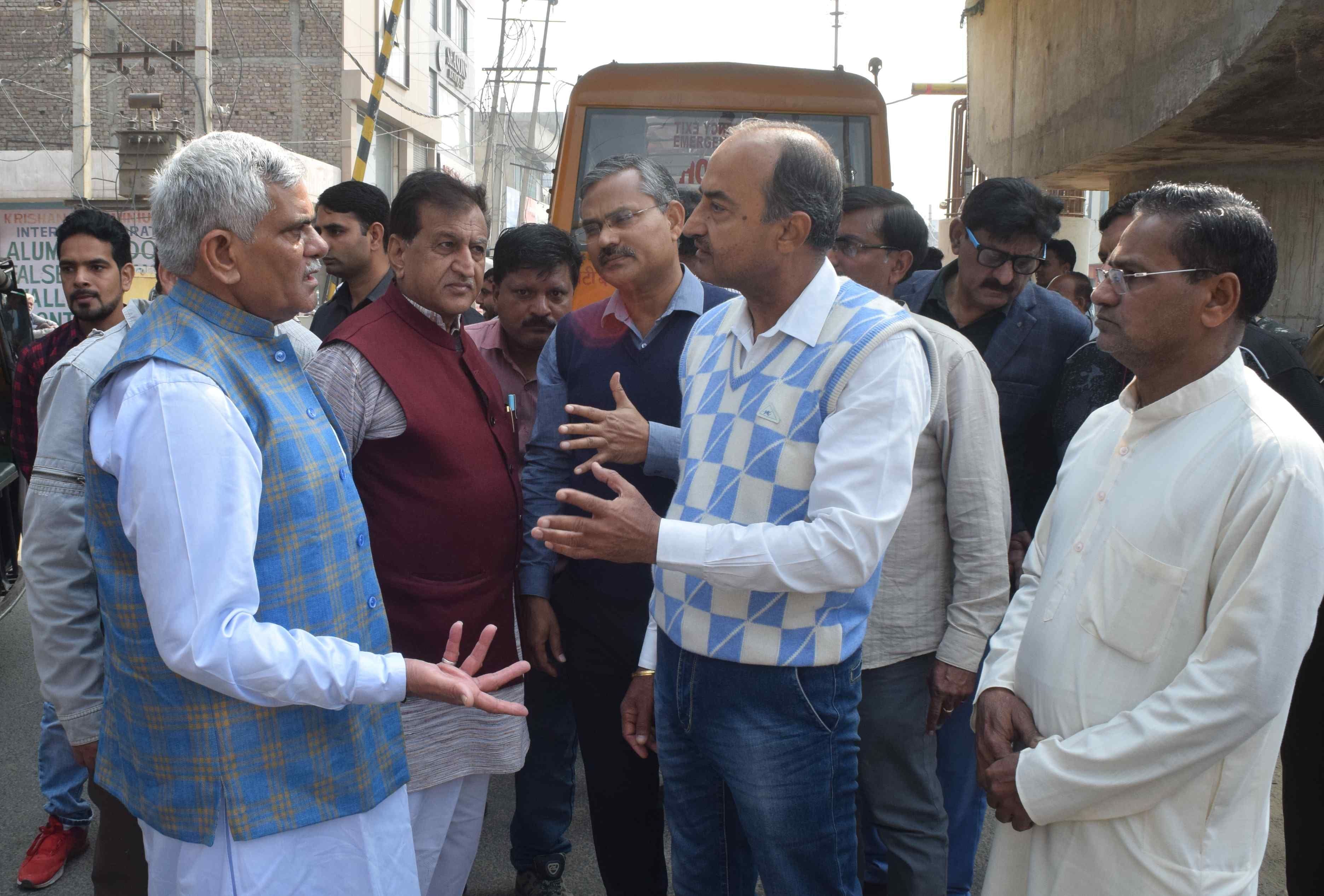 बुधवार को एलिवेटिड ट्रैक का जायजा लेने पहुंचे पूर्व मंत्री मनीष ग्रोवर अधिकारियों को समय पर काम बुधवार को एलिवेटिड ट्रैक का जायजा लेने पहुंचे पूर्व मंत्री मनीष ग्रोवर अधिकारियों को समय पर काम