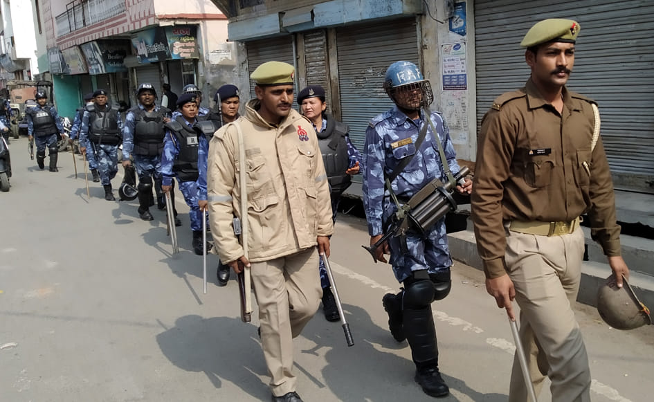 सहारनपुर:  देवबन्द में फ्लैग मार्च करते सुरक्षाबल