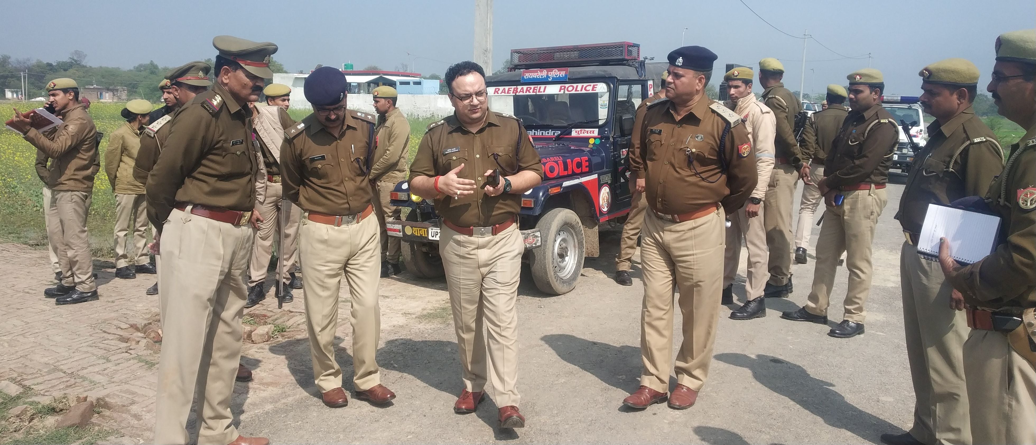 रायबरेली में बुधवार को गुरुबख्शगंज थाना क्षेत्र में युवती की मौत के बाद जांच करते एसपी स्वप्निल ? रायबरेली में बुधवार को गुरुबख्शगंज थाना क्षेत्र में युवती की मौत के बाद जांच करते एसपी स्वप्निल ?