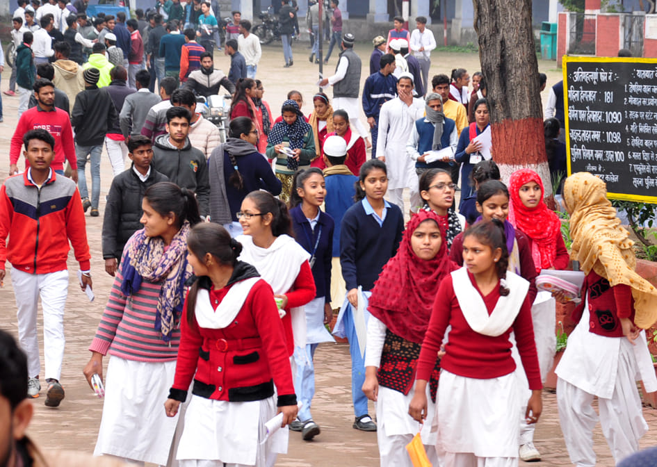 एसएएम इंटर कॉलेज से बोर्ड की परीक्षा दे बाहर आते छात्र छात्राएं