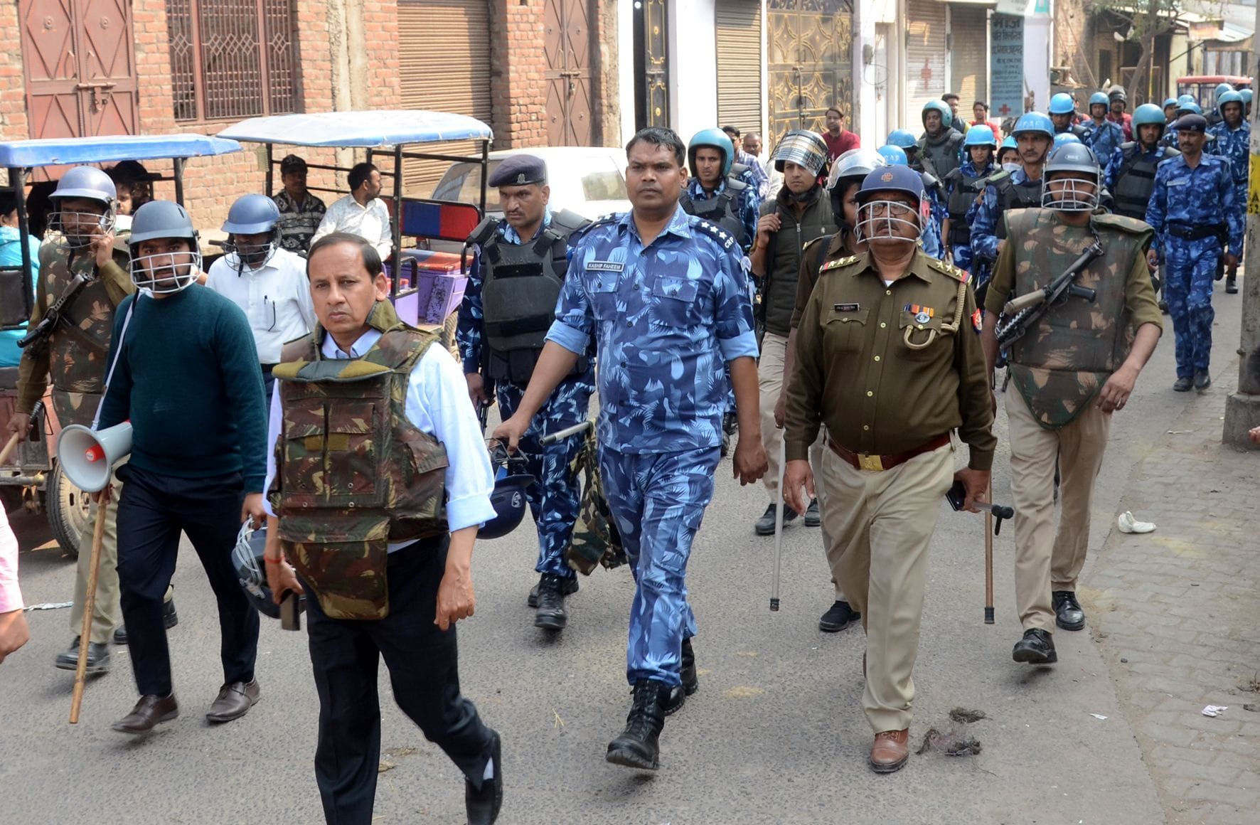 तुर्कमान गेट इलाके में आरएएफ बल के साथ मार्च करते एडीएम सिटी।