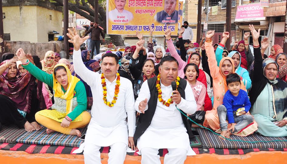 धरना स्थल पर आमरण अनशन पर पहुंचे डेरी संचालक धरना स्थल पर आमरण अनशन पर पहुंचे डेरी संचालक