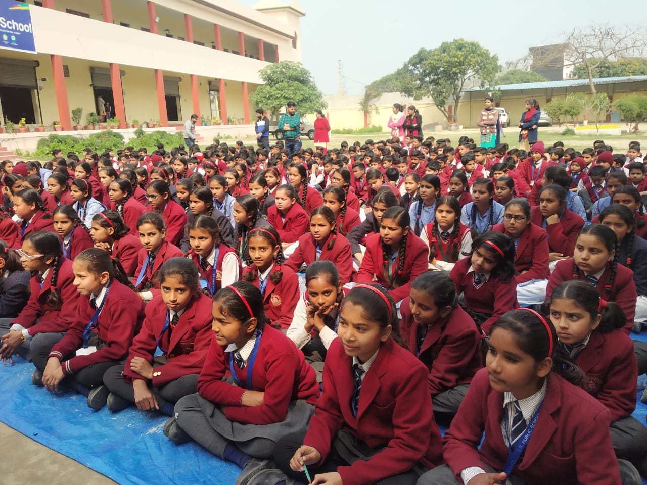 गागलहेडी में नशा मुक्ति जागरुकता कार्यक्रम में भागेदारी करती छात्राएं