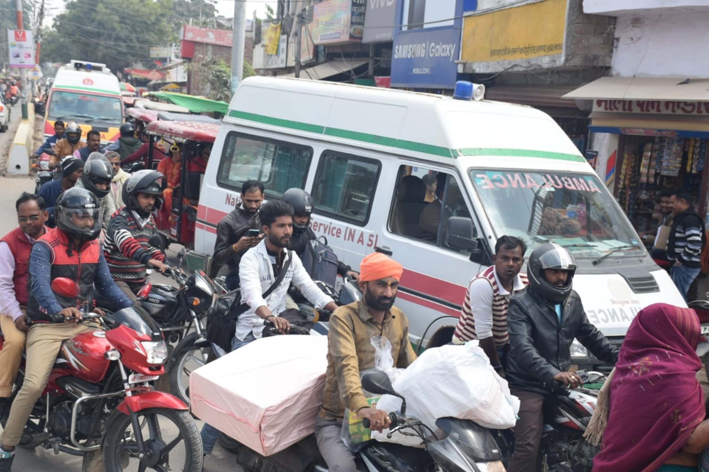 चौक से कचहरी रोड पर लगे जाम में फंसी एम्बुलेन्स। चौक से कचहरी रोड पर लगे जाम में फंसी एम्बुलेन्स।