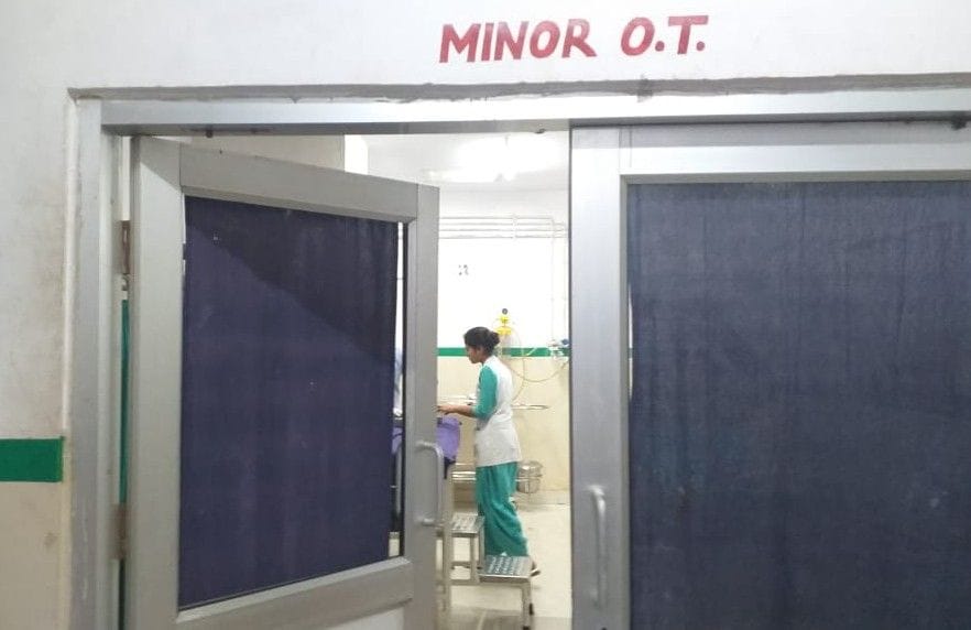 सड़क हादसे में घायल छात्रों के परिजनों द्वारा तोड़ा गया इमरजेंसी के गेट का शीशा। संवाद न्यूज एजे?
