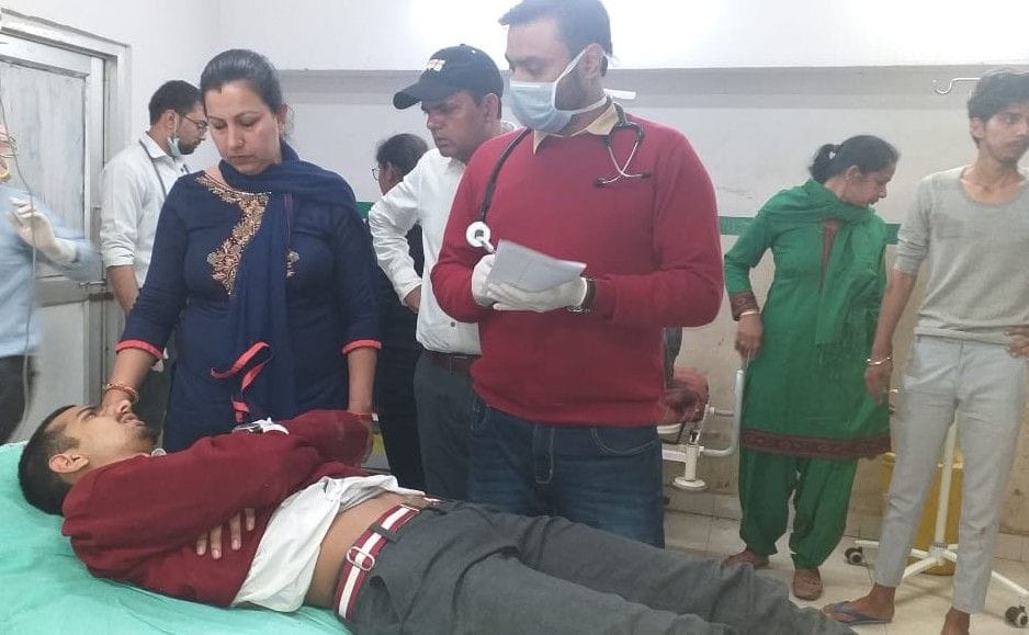हादसे मे घायल छात्र का इलाज करते चिकित्सक। संवाद न्यूज एजेंसी