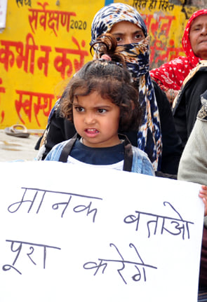 धरना स्थल धरना प्रदर्शन करते डेरी संचालक के परिवार