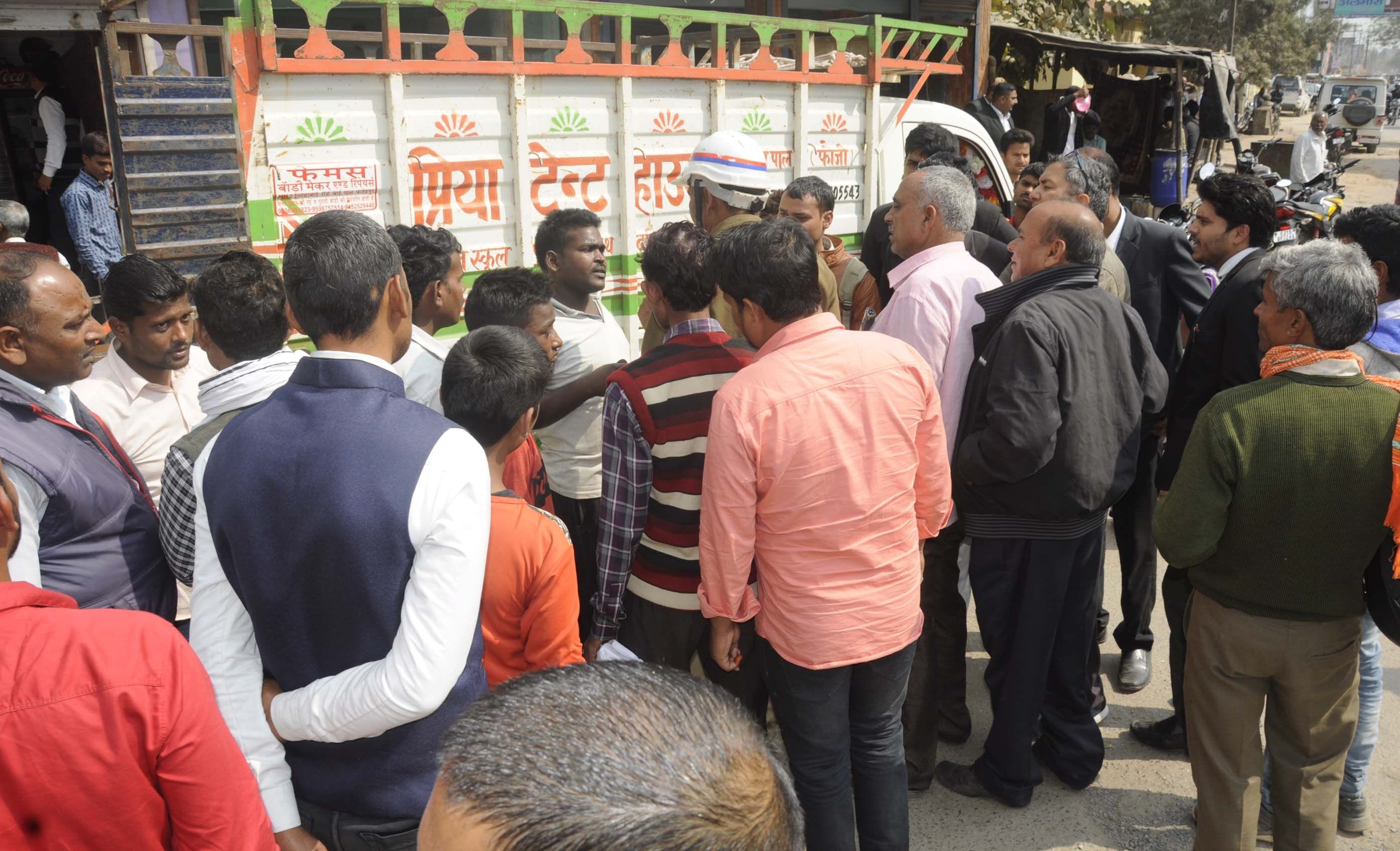 पुलिस लाइन के सामने बुलट व मैजिक डाला की टक्कर के बाद जुटी भीड़। पुलिस लाइन के सामने बुलट व मैजिक डाला की टक्कर के बाद जुटी भीड़।