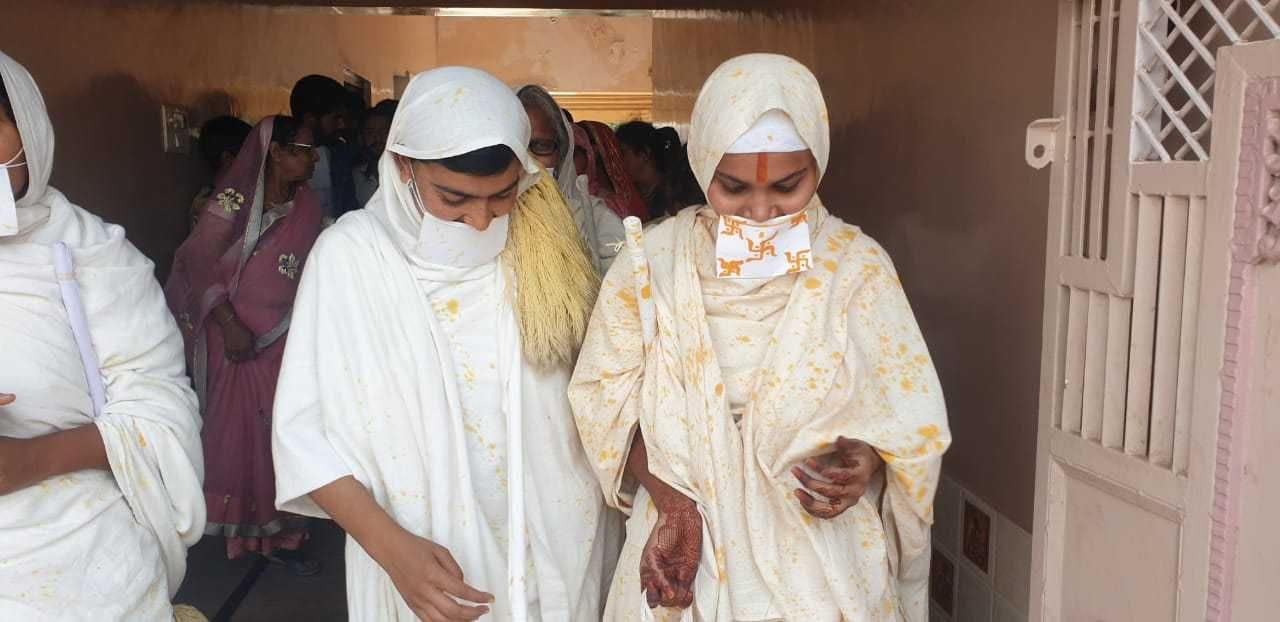 Meenakshi of Khedi Jalb took initiation of Jainism