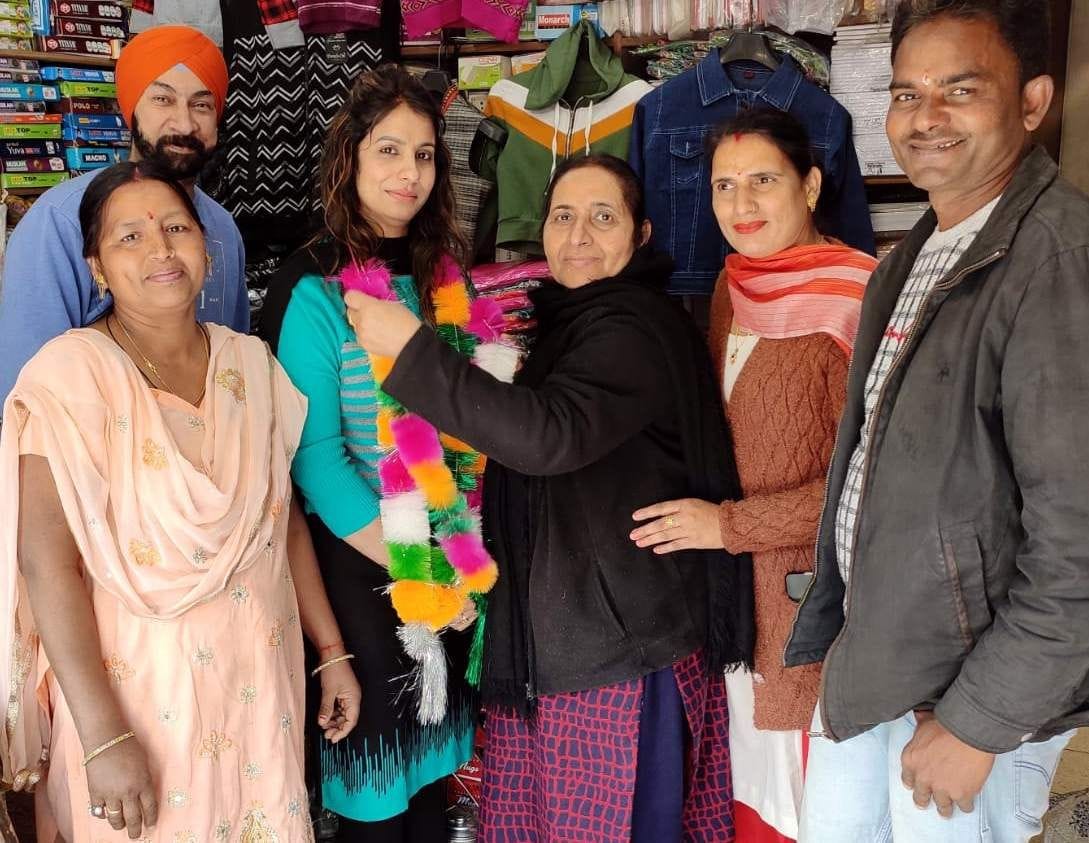 नेवी गांव में नवनिर्वाचित उप प्रधान का स्वागत करते ग्रामीण। नेवी गांव में नवनिर्वाचित उप प्रधान का स्वागत करते ग्रामीण।