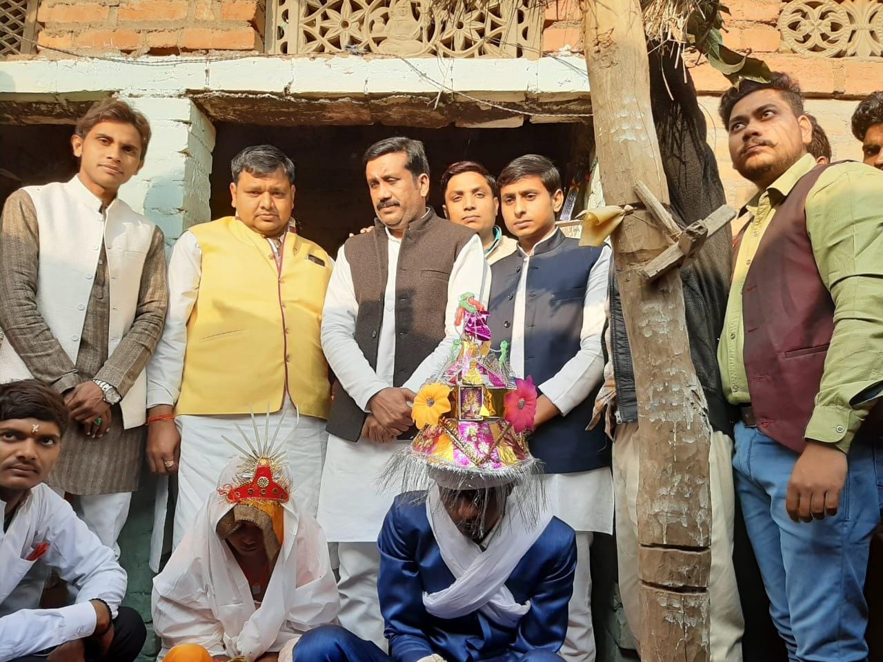 वर वधु को आशीर्वाद देते अतिथि वर वधु को आशीर्वाद देते अतिथि