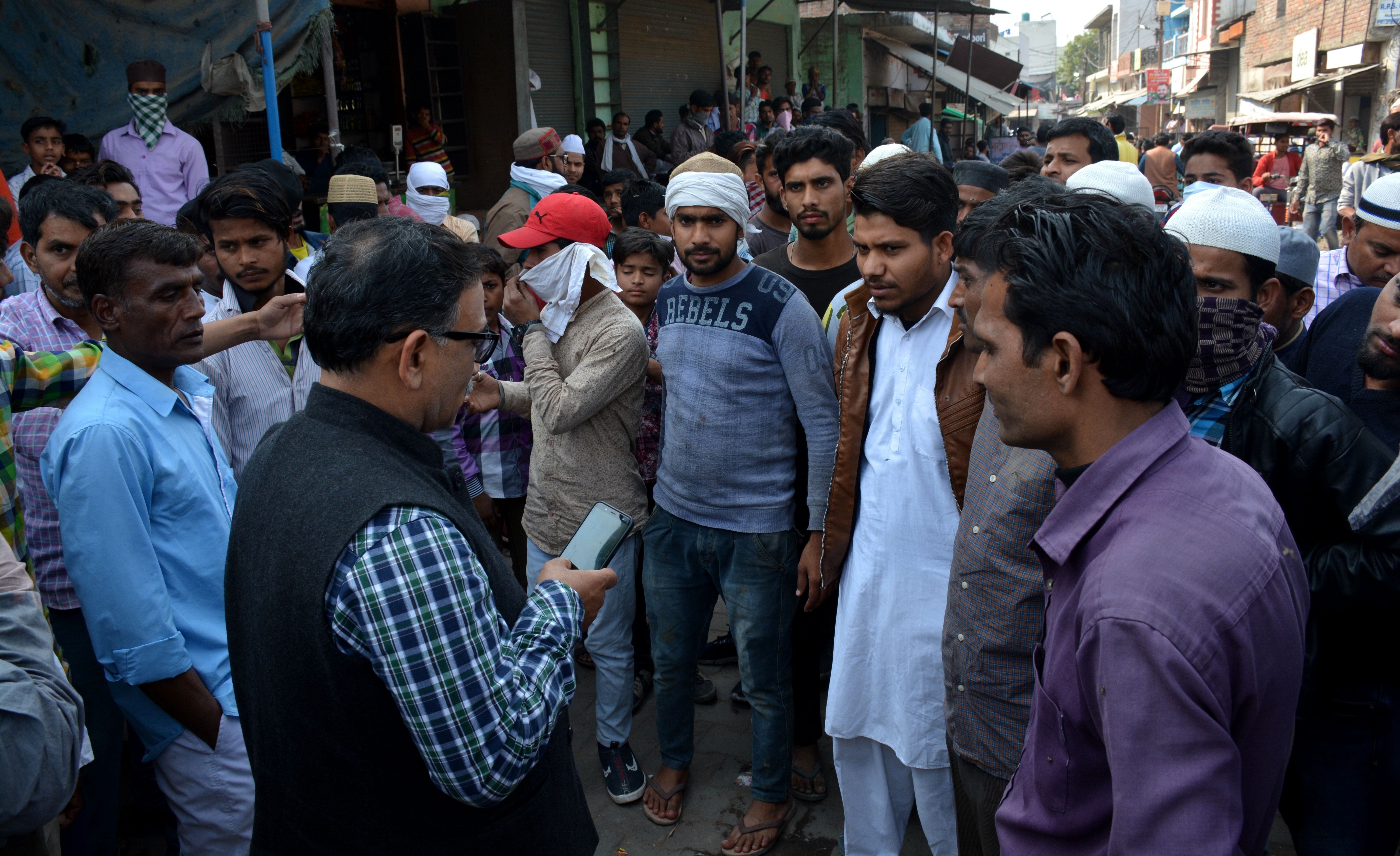 अलीगढ़ः जीवनगढ़ पुलिया  प्रदर्शन कर रहे लोगों से बात करते पूर्व विधायक विवेक बंसल।