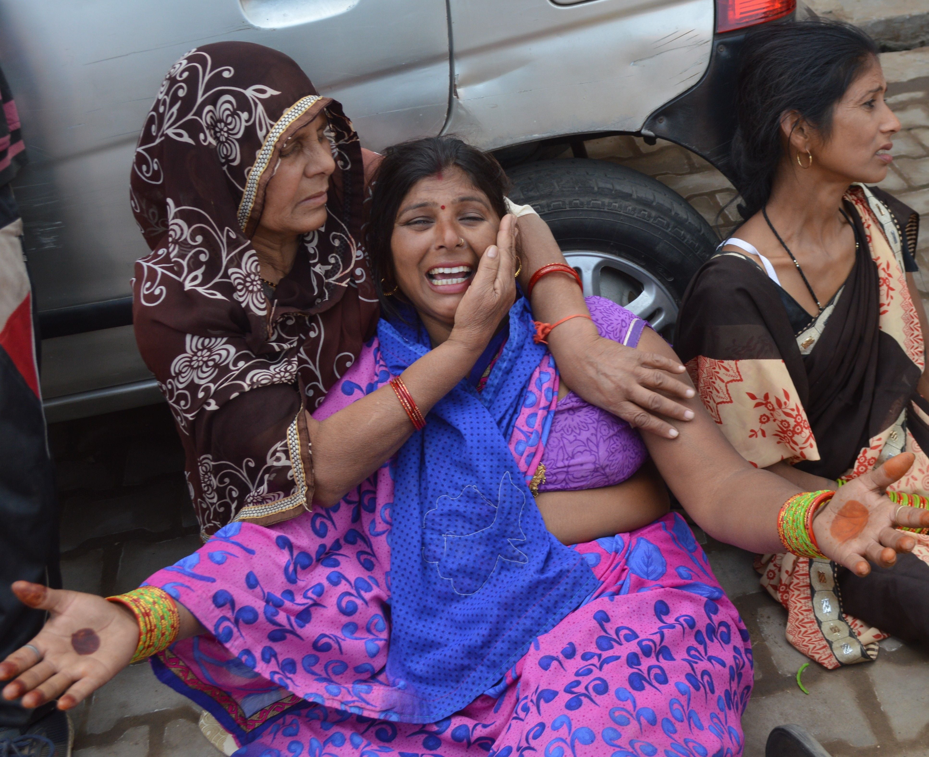 हाथरस: एक फैक्टरी में मजदूर की मौत के बाद विलाप करते परिजन। हाथरस: एक फैक्टरी में मजदूर की मौत के बाद विलाप करते परिजन।
