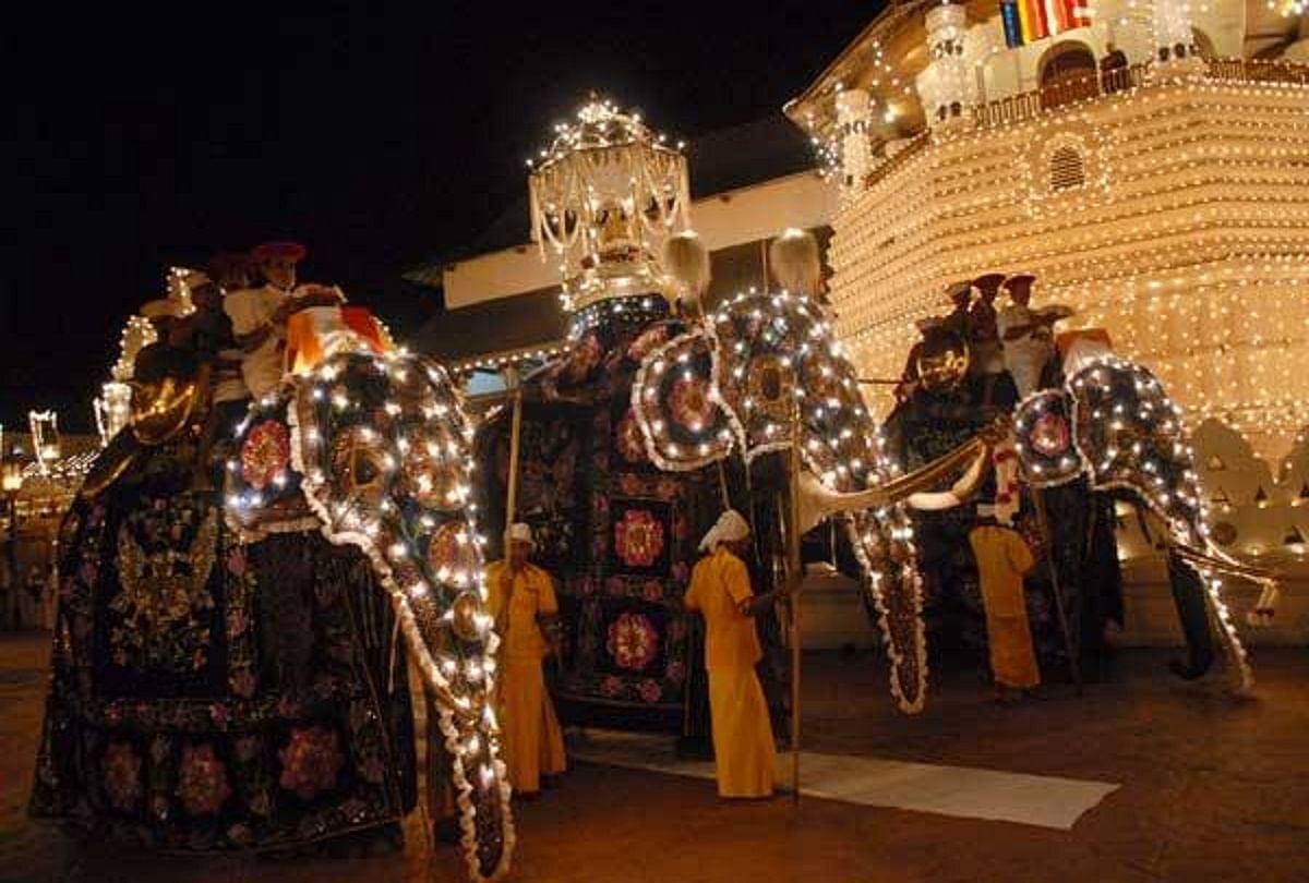 Buddhist Temple Of The Tooth In The City Of Kandy Sri Lanka Where Lord Buddha Tooth Is Stored श र ल क क व म द र जह आज भ रख ह आ ह भगव न ब द ध क