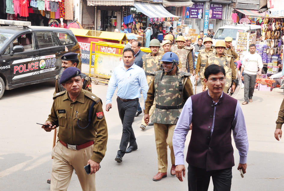 सहारनपुर में जुमे की नमाज के चलते बाजारो का भ्रमण करते पुलिस अधिकारी व प्रशासनिक अधिकारी सहारनपुर में जुमे की नमाज के चलते बाजारो का भ्रमण करते पुलिस अधिकारी व प्रशासनिक अधिकारी