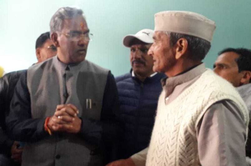 चंपावत में शहीद राहुल रैंसवाल के घर उनके पिता वीरेंद्र सिंह रैंसवाल को सांत्वना देते मुख्यमंत्र
