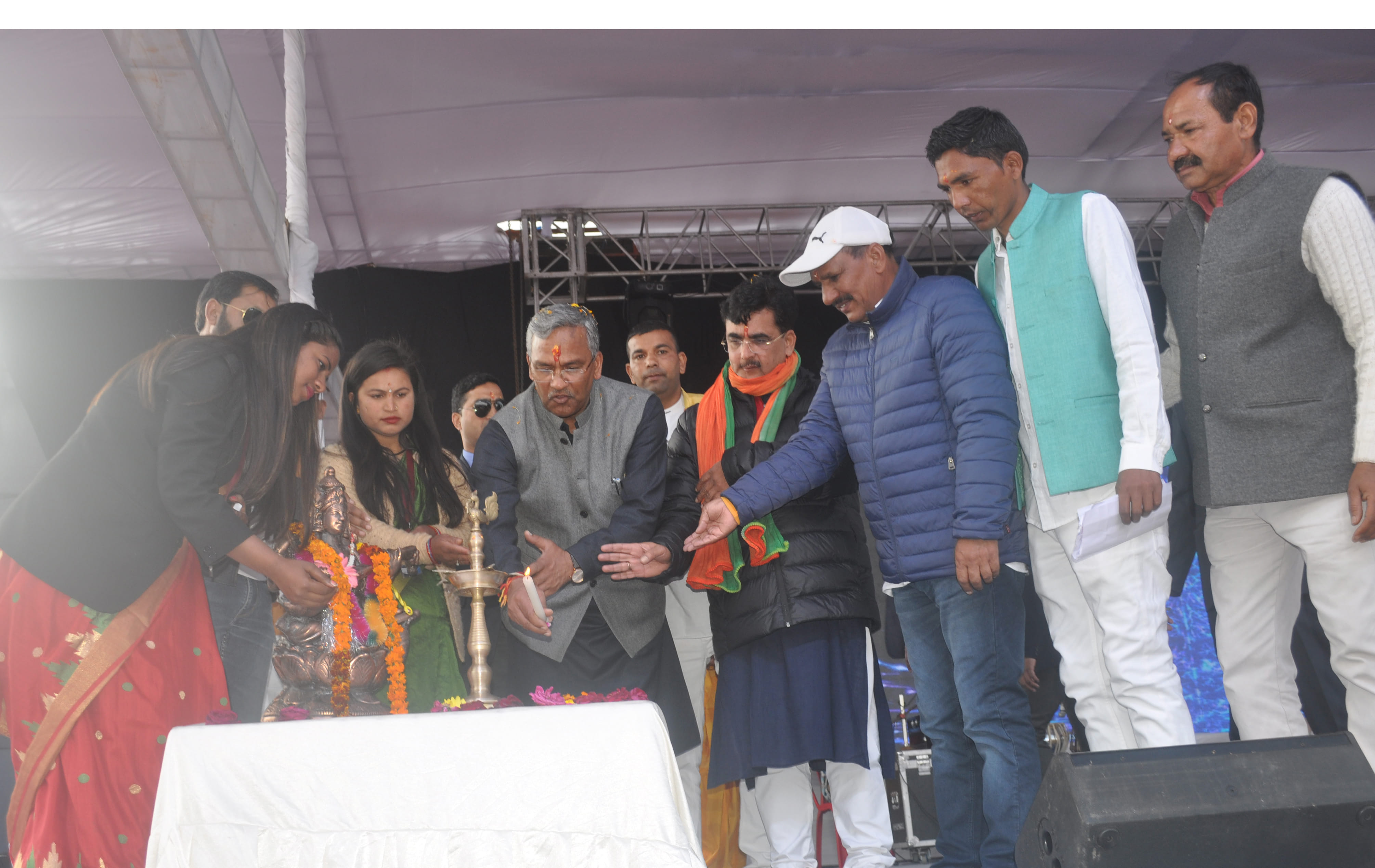 चंपावत महोत्सव का दीप प्रज्ज्वलित कर शुभारंभ करते मुख्यमंत्री त्रिवेंद्र सिंह रावत।