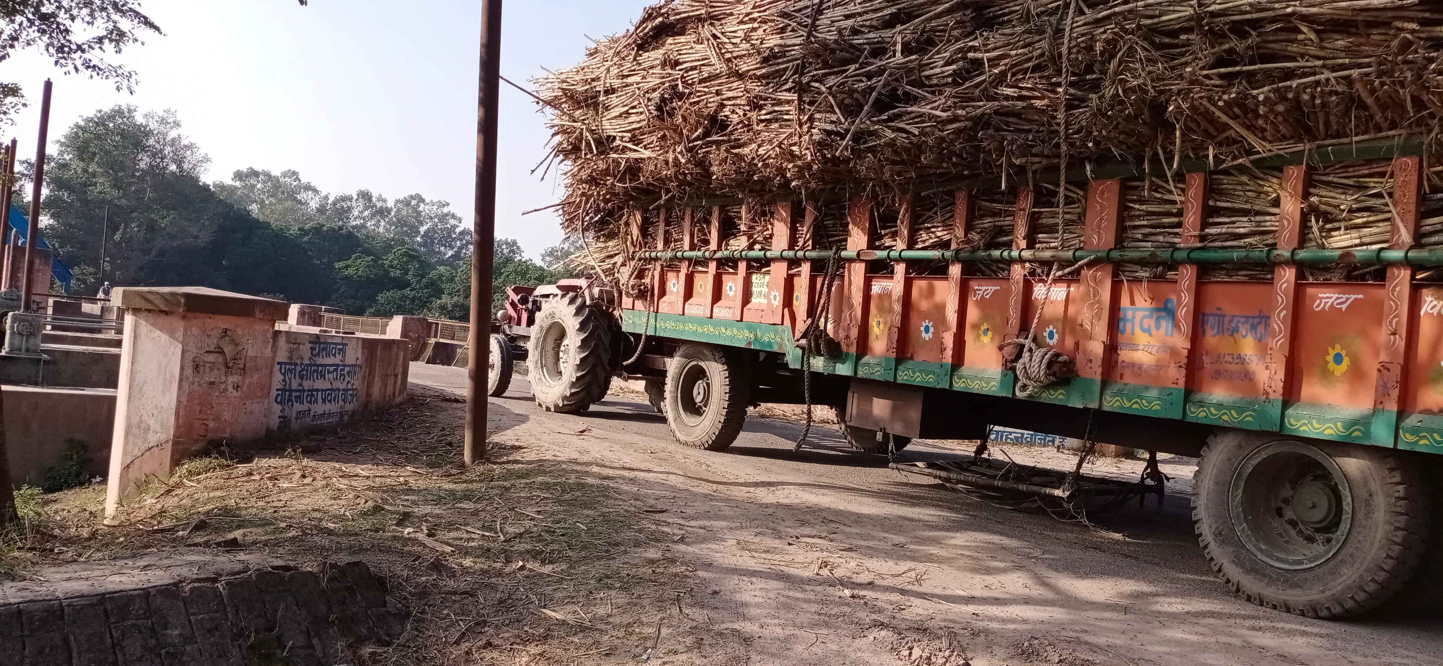 11-भोपा में गंगनहर पुल के ऊपर से गुजरते भारी वाहन।