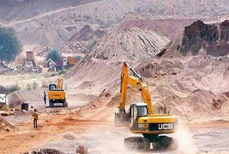 Mining Mafia Are Digging Up Government Land - खनन का खेल: सरकारी जमीन तक  खोदे डाल रहे हैं खनन माफिया, मोटी रकम से सरकारी कार्रवाई जमींदोज - Amar  Ujala Hindi News Live