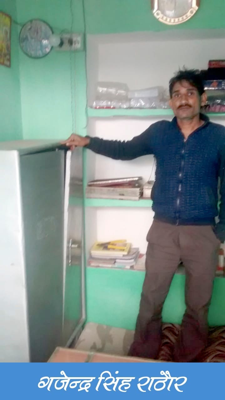 टूटी अलमारी दिखाता गजेंद्र सिंह टूटी अलमारी दिखाता गजेंद्र सिंह