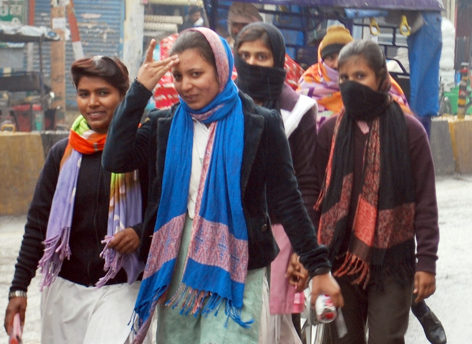 शामली बरसात में गुजरती छात्राएं शामली बरसात में गुजरती छात्राएं