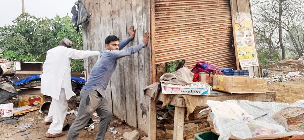 नोटिस मिलने के बाद खोखे मालिक खुद ही खोखे को हटाता हुआ। नोटिस मिलने के बाद खोखे मालिक खुद ही खोखे को हटाता हुआ।