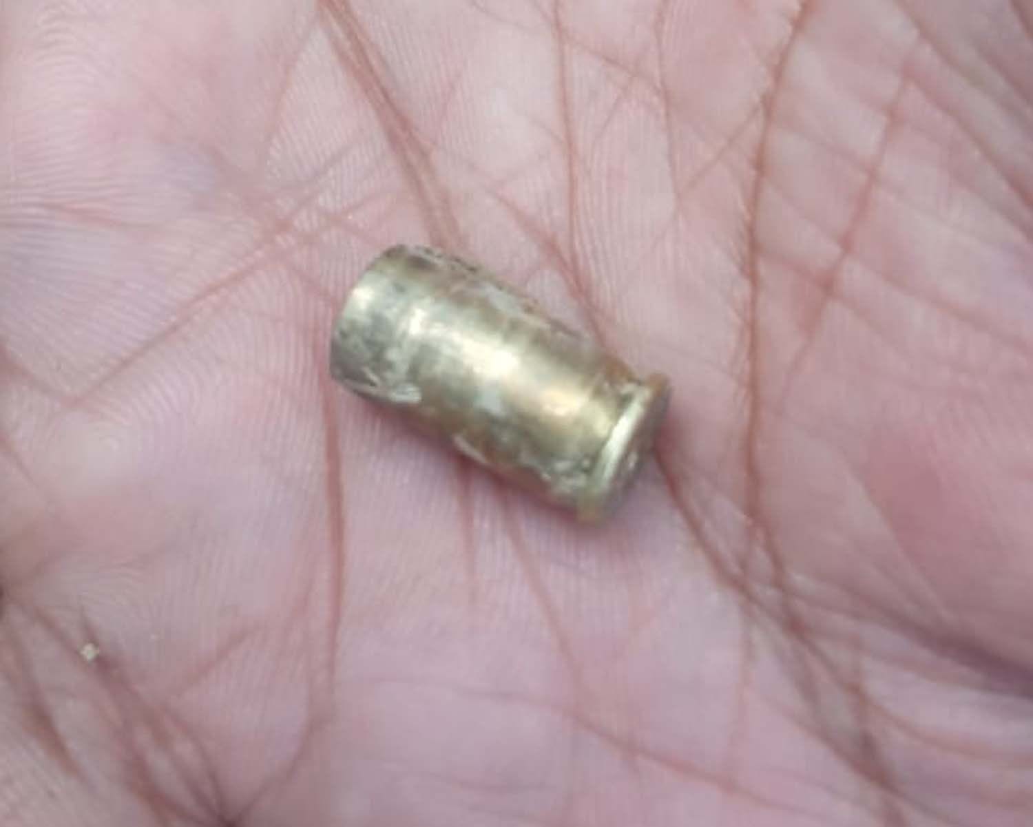 नगर कोतवाली के बड़नपुर में नहर के समीप युवक के शव के पास मिली गोली। नगर कोतवाली के बड़नपुर में नहर के समीप युवक के शव के पास मिली गोली।