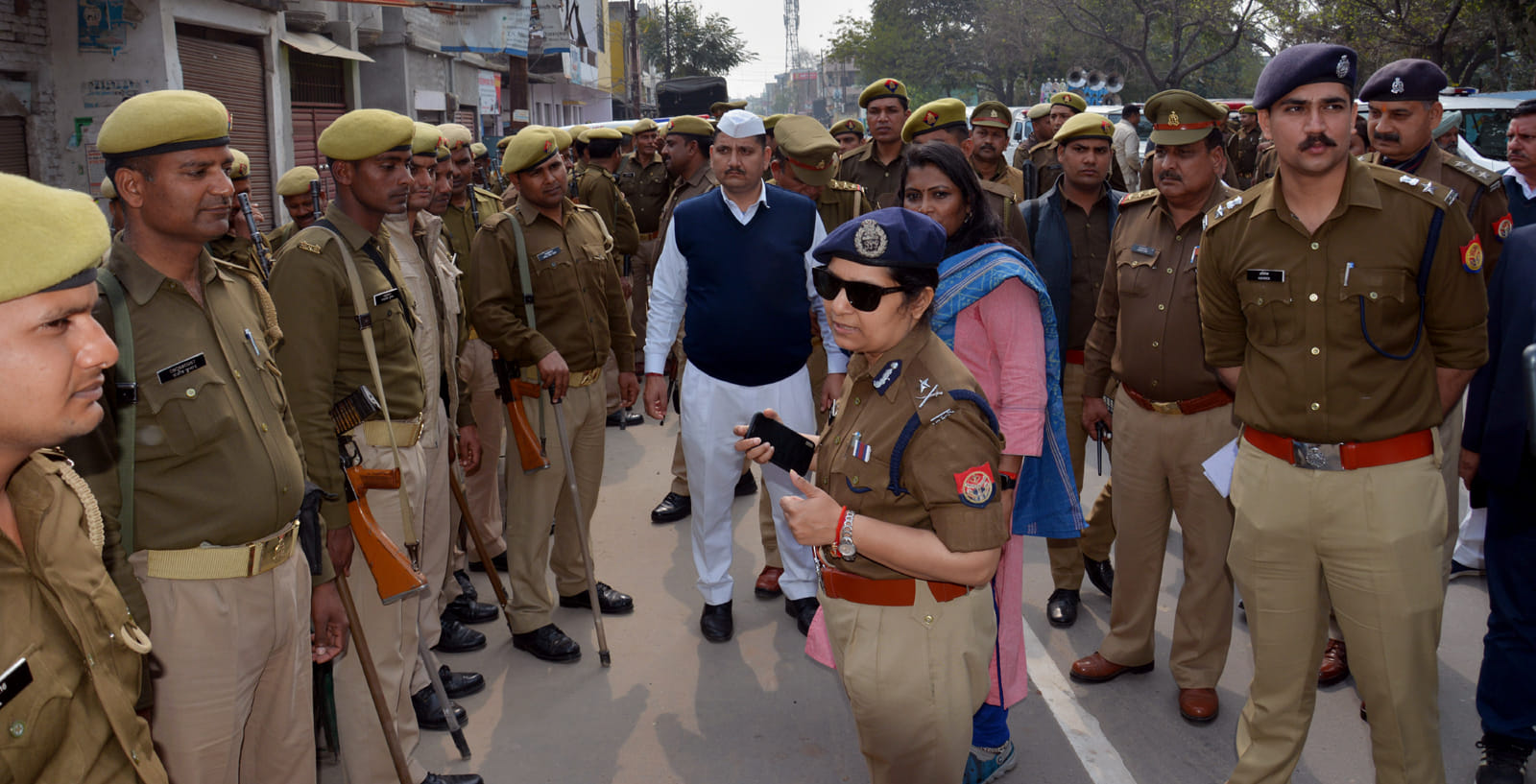 नगर में सुरक्षा व्यवस्था का जायजा लेती पुलिस महानिरीक्षक लक्ष्मी सिंह,डीएम,एसएसपी। नगर में सुरक्षा व्यवस्था का जायजा लेती पुलिस महानिरीक्षक लक्ष्मी सिंह,डीएम,एसएसपी।