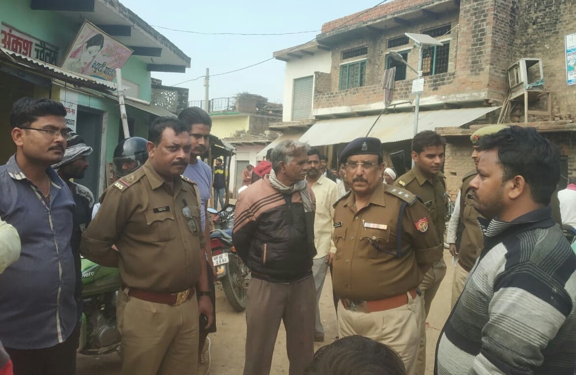 ग्रामीणों से पूछताछ करते सीओ व पुलिसकर्मी ग्रामीणों से पूछताछ करते सीओ व पुलिसकर्मी