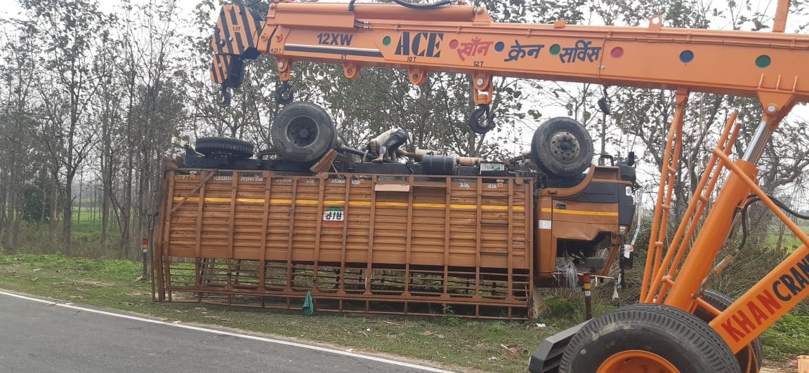 सिखेड़ा में गंगनहर के अंदर से क्रेन के द्वारा बाहर निकाला गया कैंटर। सिखेड़ा में गंगनहर के अंदर से क्रेन के द्वारा बाहर निकाला गया कैंटर।