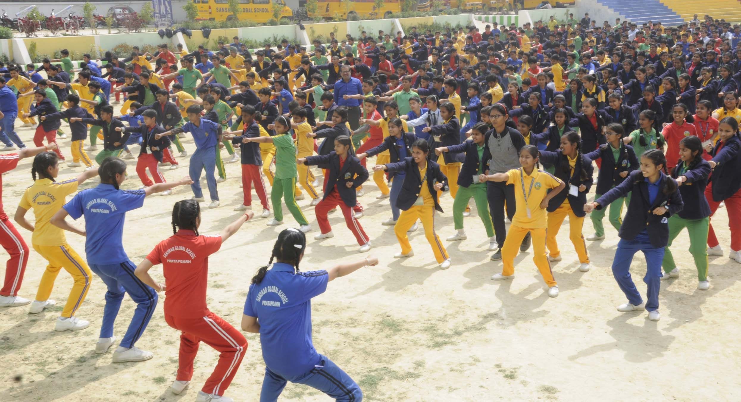 अमर उजाला अपराजिता के बैनर तले संस्कार ग्लोबल पब्लिक स्कूल में आयोजित कार्यक्रम में आत्मरक्षा क