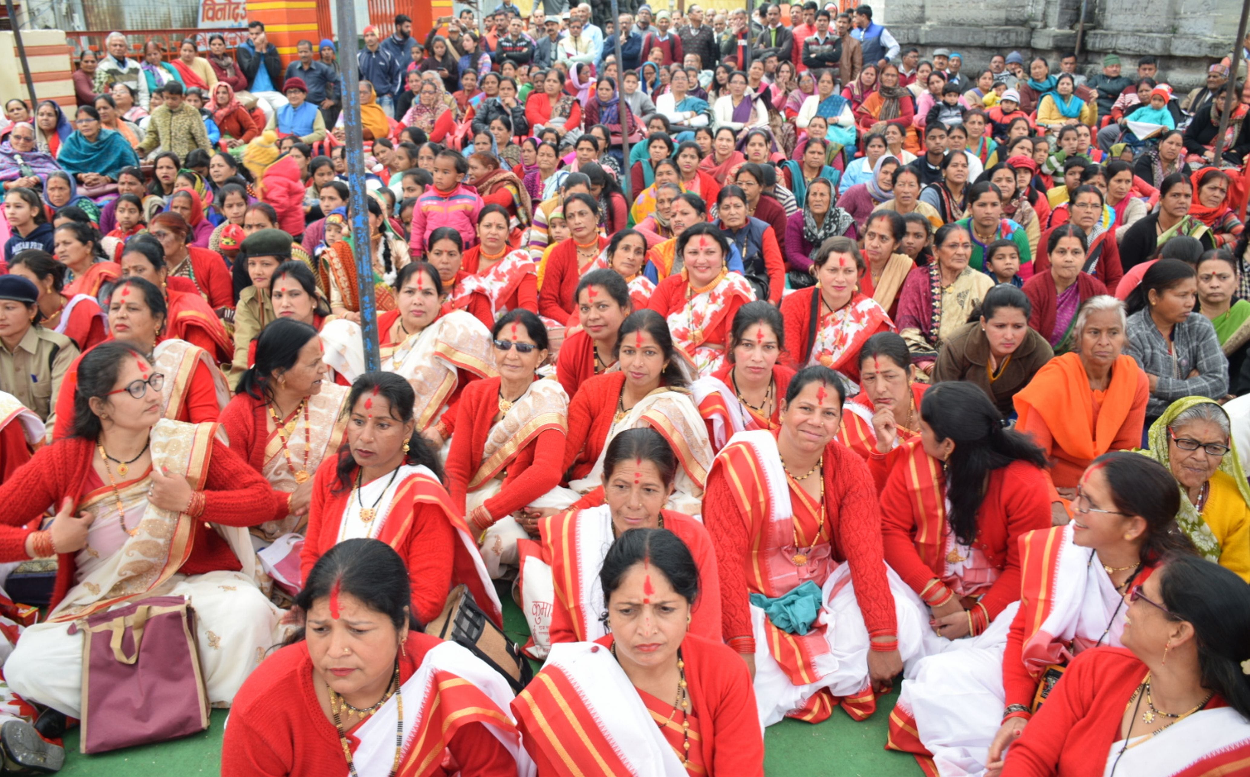 अल्मोड़ा के नंदादेवी मंदिर में आयोजित होलिकोत्सव में उमड़ी महिलाओं की भीड़। अल्मोड़ा के नंदादेवी मंदिर में आयोजित होलिकोत्सव में उमड़ी महिलाओं की भीड़।