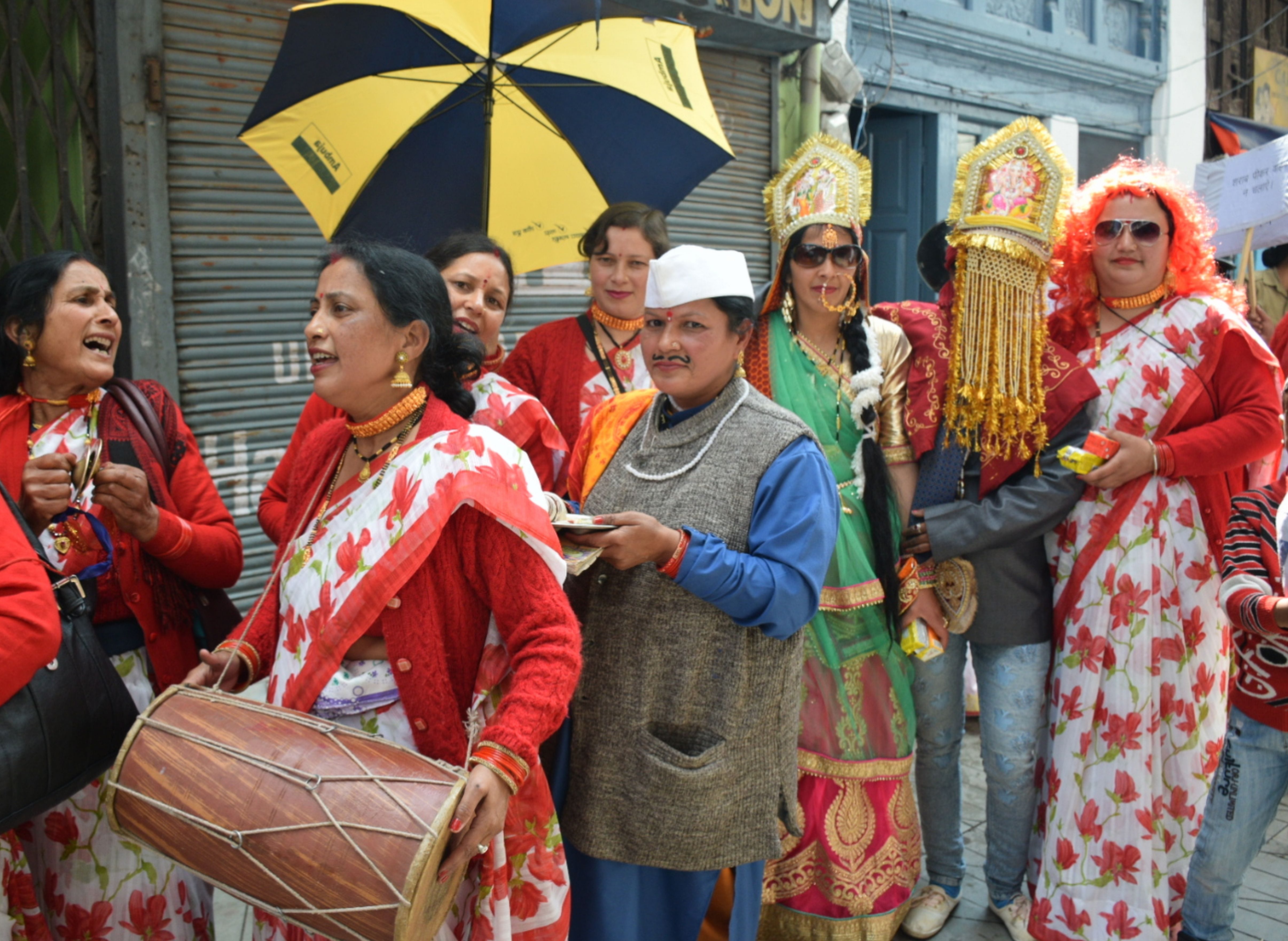 अल्मोड़ा में निकले सांस्कृतिक जुलूस में कुमाऊंनी बारात का दृश्य। अल्मोड़ा में निकले सांस्कृतिक जुलूस में कुमाऊंनी बारात का दृश्य।