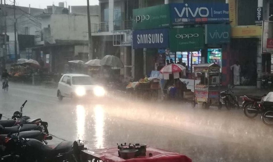 घने बादलों के साथ तेज बारिश में वाहन चालकों को हेडलाइट ऑन कर चलना पड़ा। घने बादलों के साथ तेज बारिश में वाहन चालकों को हेडलाइट ऑन कर चलना पड़ा।