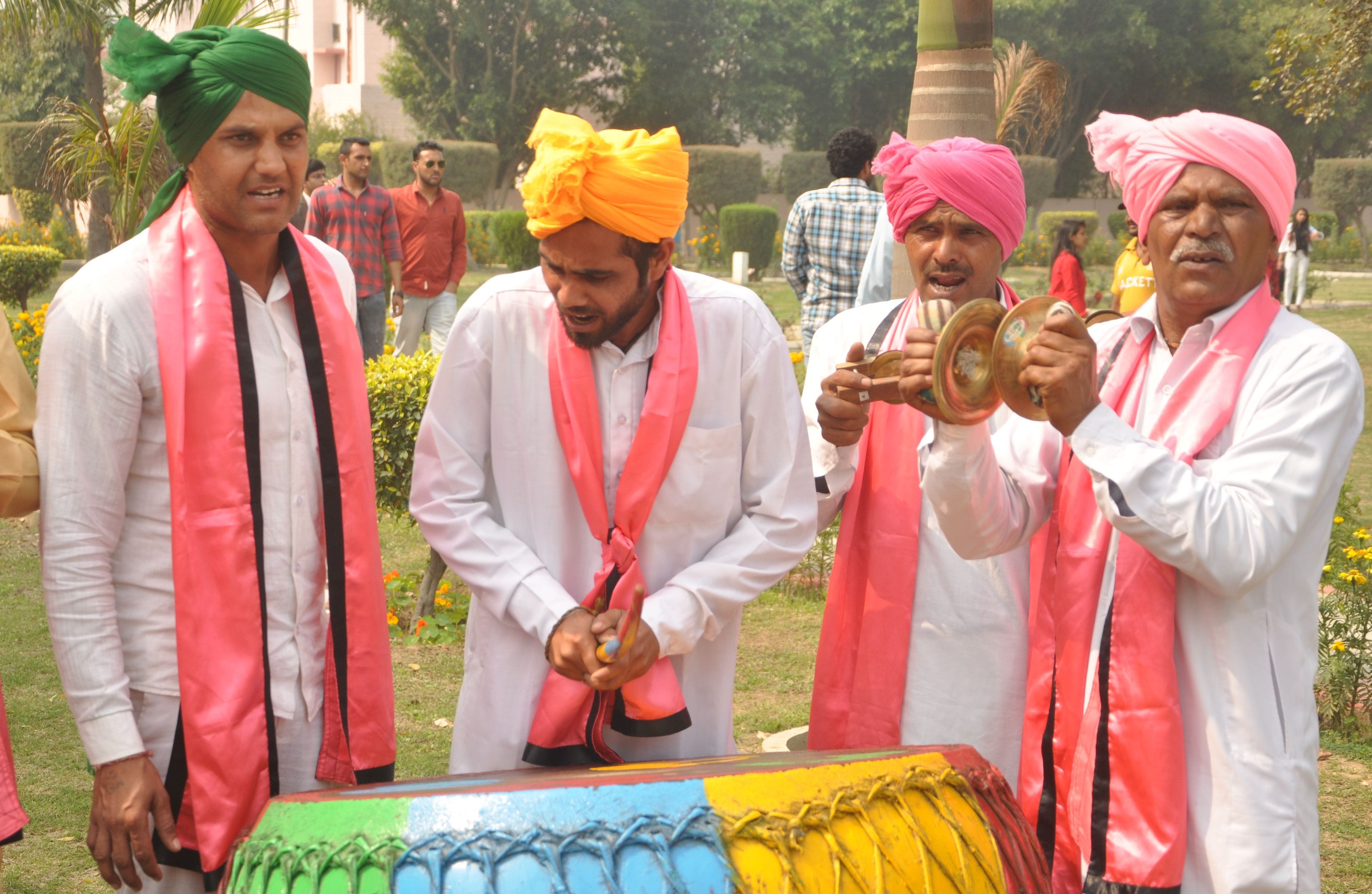 शनिवार को एमडीयू में गुलाब वाटिका में रंग महोत्सव ढोल नगाडे बजाते हुए    ।      संवाद न्यूज एजेंसी