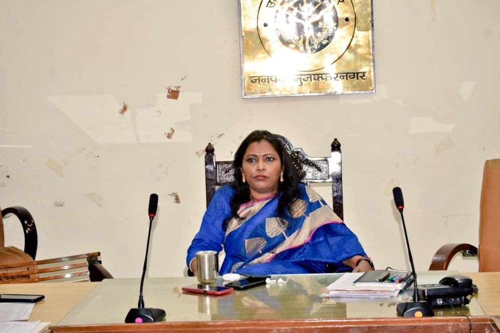 कलेक्ट्रेट के सभागार में चीनी मिल अफसरों की बैठक लेती डीएम। कलेक्ट्रेट के सभागार में चीनी मिल अफसरों की बैठक लेती डीएम।